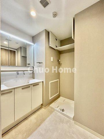 【洗面所】明るい洗面所は朝をすっきりさせてくれる空間です。バタバタしている忙しい朝でも収納が多い洗面台では短い時間で効率良く支度ができます。