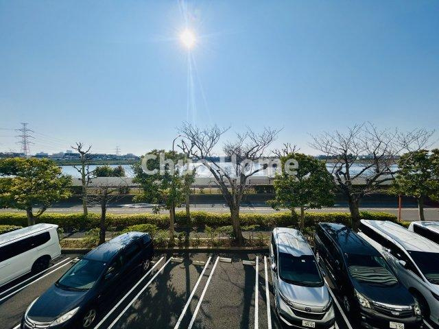 手を伸ばせば、ふれることが出来そうな環境が、そのままインテリアになったような印象です。その豊かな眺望にふさわしい空間には、通風・採光にも優れ、心地よい光と風があふれています