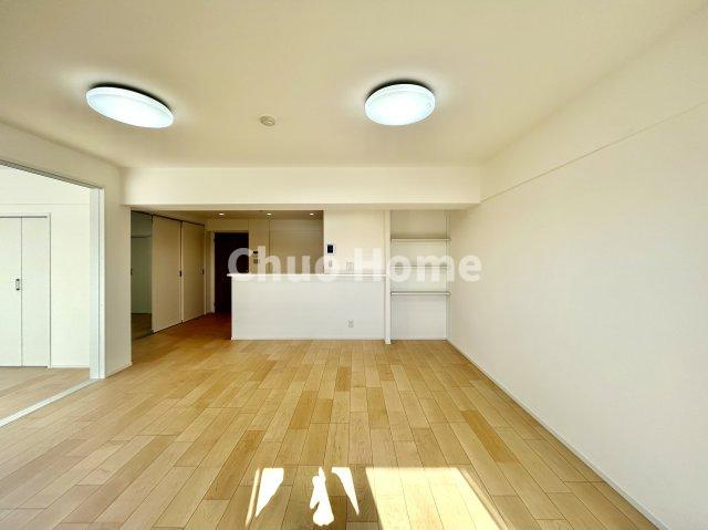 【居間・リビング】「ＬＤＫは家族団らんをデザイン」広いＬＤＫでは家族が集まり一緒の時間を過ごせる工夫がされております。何気ない一日の当たり前のひとコマがいつか一生の宝物になります