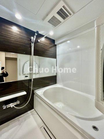 【バスルーム】暖房換気乾燥機付きシステムバスルーム。暖房・冷風・換気・乾燥など、毎日を快適に過ごせるうれしい機能が揃っています。雨の日の洗濯物も安心です。