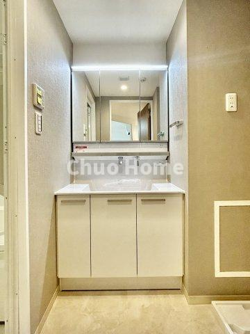 【洗面化粧台】洗面化粧台には三面鏡を採用。身だしなみを整えやすい事はもちろんですが、鏡の後ろに収納スペースを設ける事により、散らかりやすい洗面スペースをすっきりさせる事が出来るのも嬉しいですね