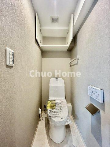 【トイレ】　収納スペースをしっかりと確保した温水洗浄便座機能付きトイレ。温水洗浄便座は清潔にお使いいただくための大切なアイテムです。