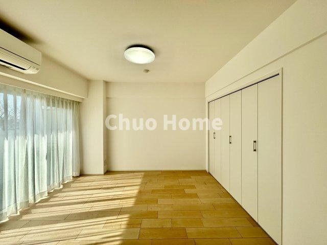 【洋室】快適に過ごす条件は、一人ひとり違います。だからこそ飾り過ぎないシンプルな内装と偏り過ぎないデザインで統一しております。居住していく中でオーナー様だけの【マイホーム】に創り上げて下さい