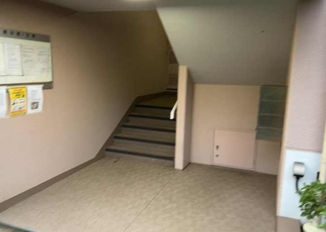 マンションのエントランスには、もともと風よけや防犯の役割がありますが、マンションによって宅配ボックスなどの設備が備わっている所もあります。日々の生活をイメージしながら生活しやすさをチェックしましょう。