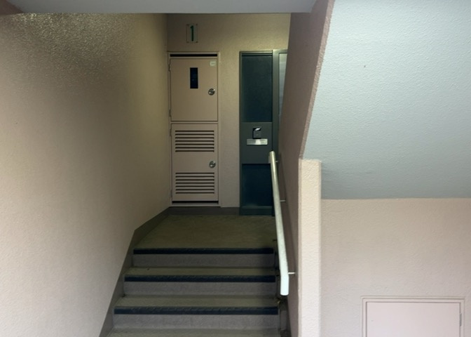受付はマンションコンシェルジュがいる場合もあれば、管理人が滞在する小部屋を総称して呼ぶことがあります。主にエントランスに設置されていることから、防犯面でも期待ができます。防犯設備がない場合はより安心！
