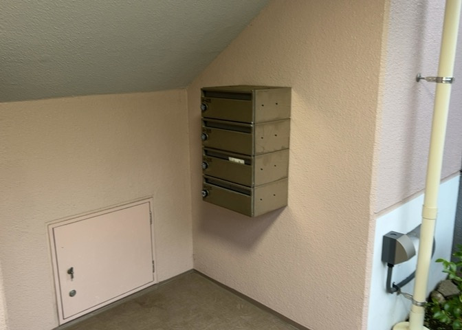 エントランス付近に設置されている集合ポストは、住んでいる部屋と離れているため、ポストをあさるなど誰かに何かされていても被害に気づきにくいです。入居する時には他人に特定されにくい番号で鍵をかけましょう！