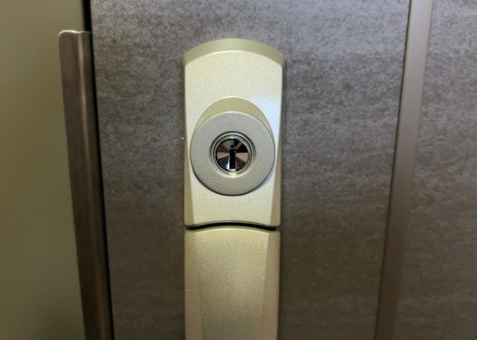 室内の防犯設備もチェックしましょう！モニター付きインターホンが設置されているか、防犯シャッターが設備されているか、ベランダに人が上がってきにくい高さかなどチェックしておくと入居後も安心できるでしょう。