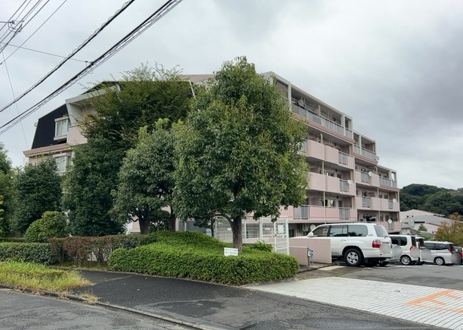 隣家の土地はどうなっているのか、生活利便施設が近くにあるのか、学校まで近いかなど、お客様のライフスタイルにあわせたイメージが重要です。また、近くにあると困る施設が近くにないかも確認するといいでしょう。
