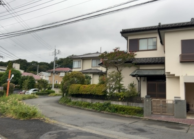 眺望を気にして物件を探す場合、前面に建物が建っていないか現地で確認しましょう！前面に建物があると景色はもちろん、日当たりや風通しにも影響が出てきます。住んだ時のことを想像しながら現地見学をしましょう。