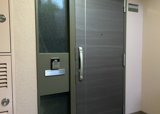 玄関は家の顔でもあり、家族以外の目にも止まる場所です。玄関は外との間を仕切る扉、靴などをしまっておく収納スペース、靴脱ぎのたたきスペース、来客とのやり取りをするドアホンなど複数のアイテムからなります。