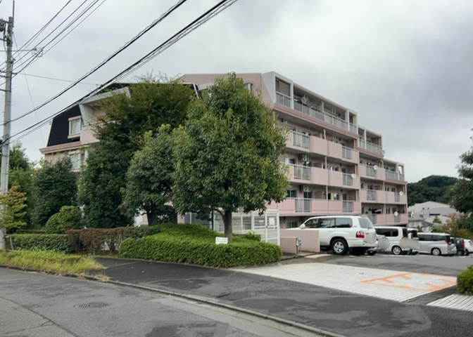 外観はマンション管理がされているかの目安になります。築年数が古いと、壁面は劣化してひび割れが生じることも！建物が古びていても細かいところが修繕されていると、きちんと管理されているなぁと感じるでしょう。