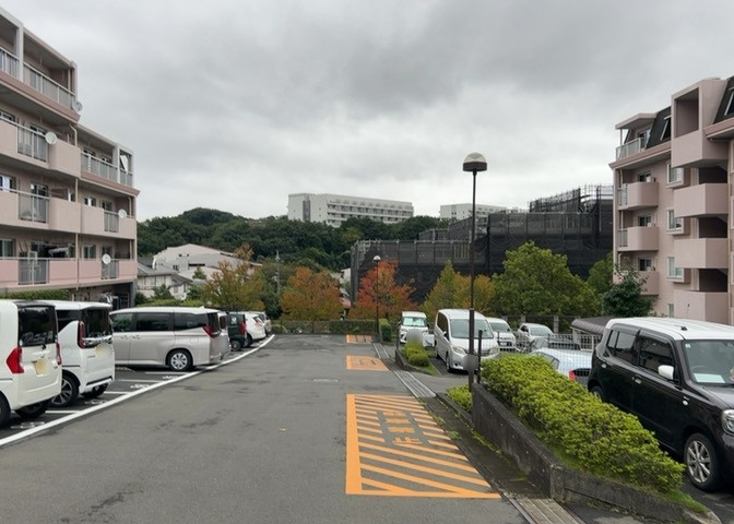 眺望の良さを楽しめるダイニングキッチンで家族団らんの時間を過ごしてはいかがでしょうか。バルコニーから見える景色を家族で眺める時間は、時間が経つのを忘れてしまいそうですね。是非、現地を見に行きましょう！