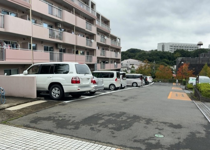 マンションの駐輪場は、事前に空きがあるか確認を取ると安心です。せっかく入居したのに駐輪スペースがない！なんてことになったら大変ですよね。そこで、内見時や購入前にはまず事前に確認しておくと良いでしょう。