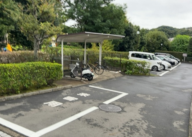 車一台あたりに必要なスペースは、標準サイズの普通自動車で横幅2m50cm、長さ5mは必要になります。ただし、乗降のことも考慮して横幅3m30cm、長さ5m50cmほどは確保できるところを選びましょう。