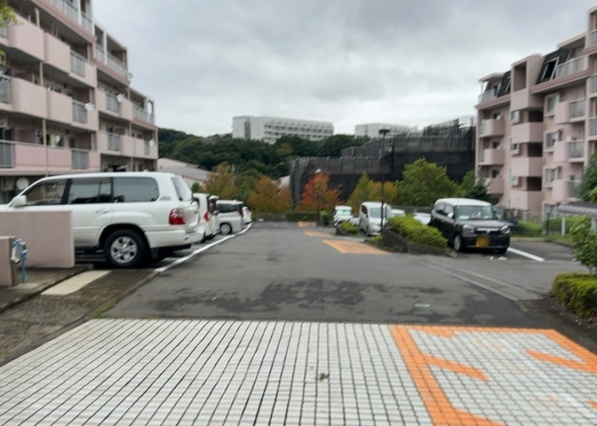 駐車場と明記されていても、最小スペースでつくられた駐車場だと大型車は駐車できなかったり、出入りしにくくなったりする可能性があります。お車のサイズと購入したい物件の駐車場のサイズを現地で確認しましょう。