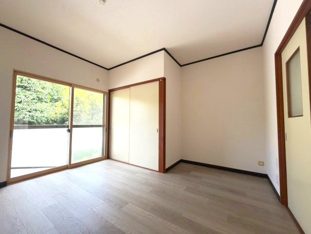 落ち着いた色調の洋室です