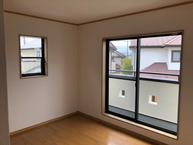 2階洋室も綺麗になっております。　家族で部屋を決まるのが楽しみな室内となっております！