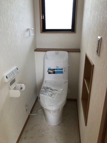 清潔感は溢れる新品のトイレに交換しております。　ニッチも付いていて小物を置くのも便利です！