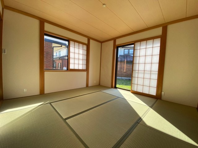 和室でお茶をたてるのも心が安らぎますね！　障子から差し込む日差しは、お子様のお昼寝などに役立ちそうです。　落ち着ける空間があるのは、家庭にとっては良い事ではないでしょうか。