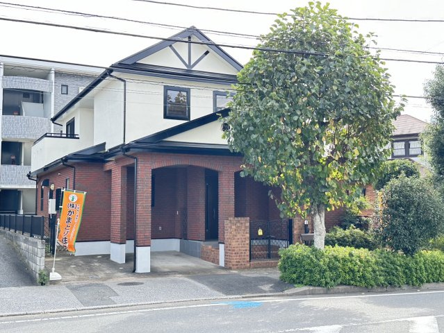 『リスタイルのリフォーム済み物件』　邸宅感のある外観と広い庭。駐車場2台　1台は屋根付き。　緑も多く自然とマッチした一戸建てとなっております！
