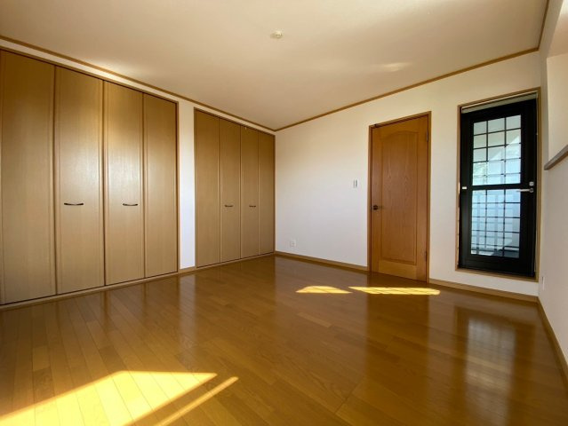 2階洋室も綺麗になっております。　家族で部屋を決まるのが楽しみな室内となっております！