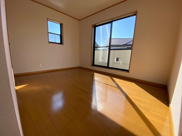 2階洋室も綺麗になっております。　家族で部屋を決まるのが楽しみな室内となっております！