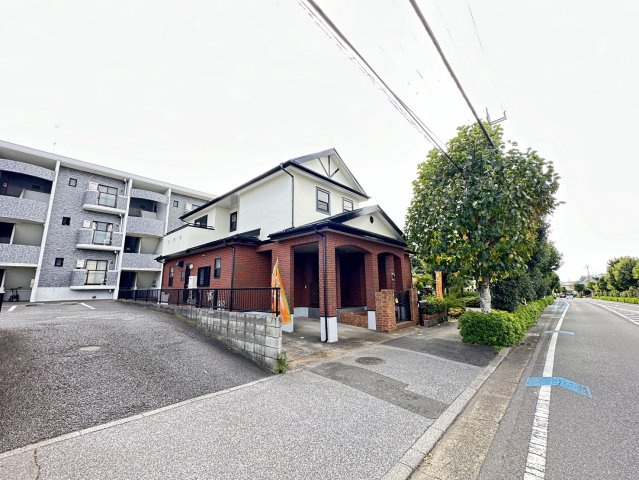 前面道路は歩道もあり、ゆったりとした幅の広い道路となっております。　