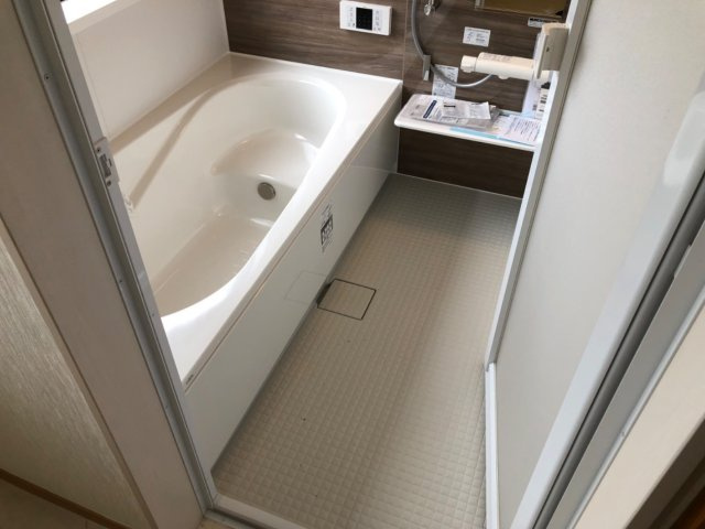 新しいユニットバスで快適バスタイム！！　カラット床となっており、乾くのも早いですよ！