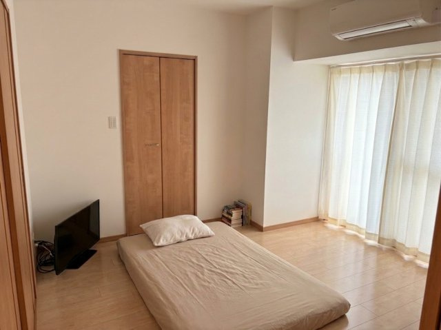 バルコニーに面した大きな窓。外からの光がしっかり届きます