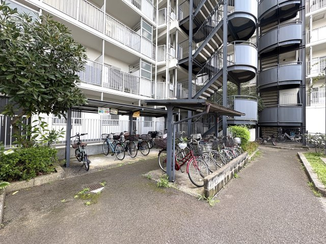 屋根付きの駐輪スペース♪通路が広く、自転車の出し入れもラクラク♪
