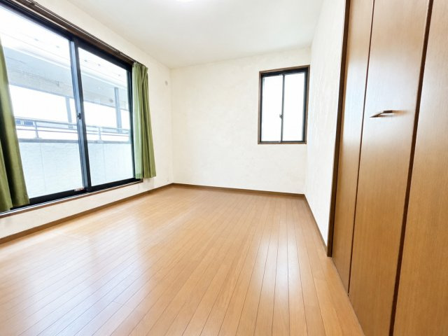 2階に配置された6帖の洋室です。大きな窓に加えて別方向にも窓が設けられた2面採光のため、室内に自然光を取り込みやすく、換気もしやすいのが魅力です。収納スペースもしっかり確保されています。