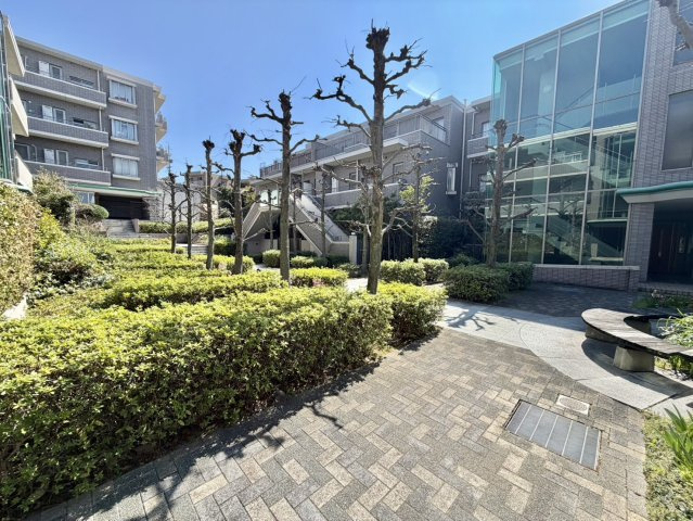 中庭（四季の花々や木々が植えられています。）
