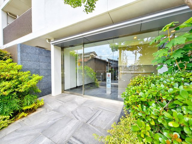 植栽の緑がやわらかく迎えてくれるエントランス。　