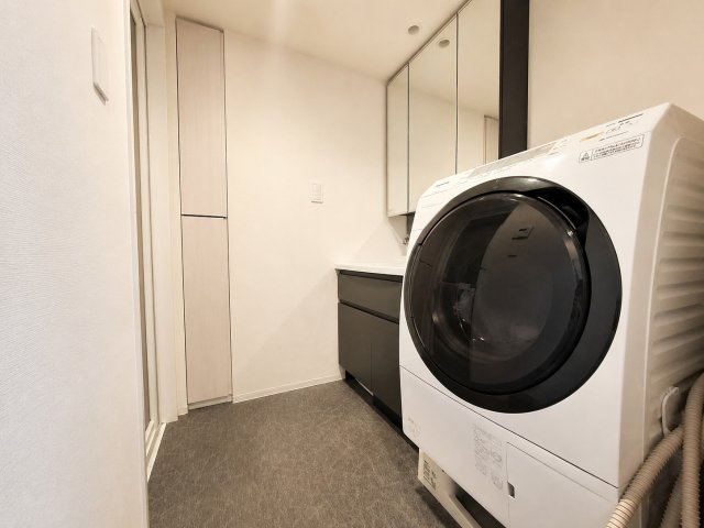 パウダールームはワイドサイズの洗面化粧台とリネン庫により収納力を確保。　※CG加工により家具等を削除しています　
