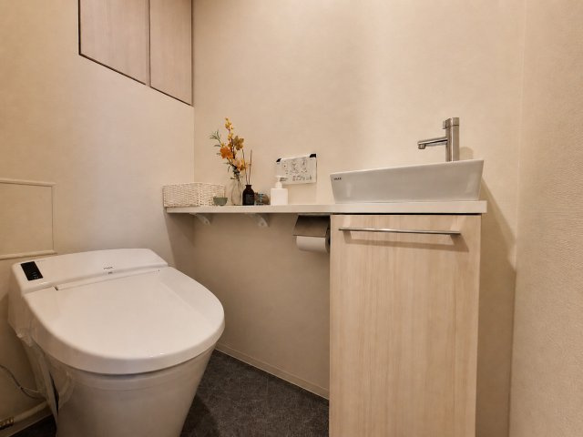 トイレには収納棚と小物を置けるカウンター設置済み。温水洗浄便座は現代の生活には欠かせない設備です。　※CG加工により家具等を削除しています　