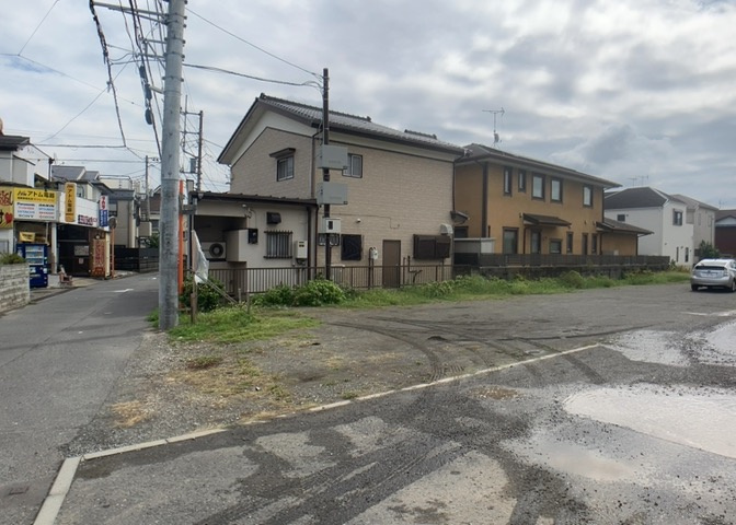 家を建てる場合、方位は要チェックです。現実的に日当たりのよい家ならばリビングは南側、建築基準法でも北側に当たる家への配慮は求められています。土地を見学に行く際は、方位磁針を持って行くようにしましょう。