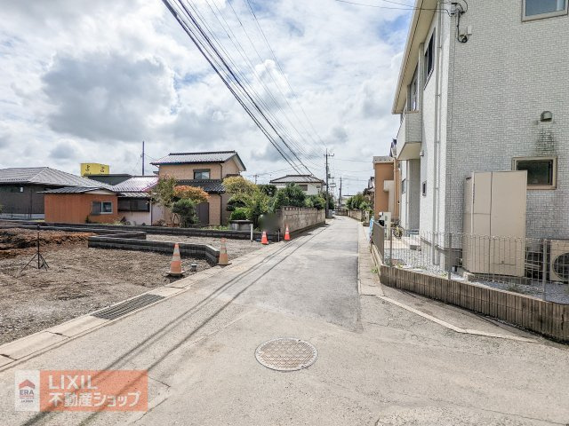 大きな車もおまかせ！ゆったりとした前面道路で、ストレスフリーな駐車が可能です。