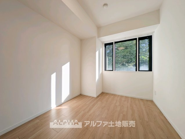 コンパクトで使いやすい洋室です