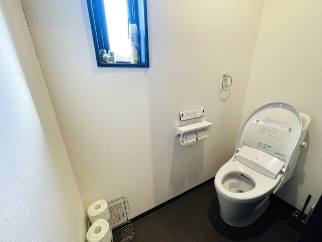 棚付2連紙巻器付。窓があるので換気も可能です♪