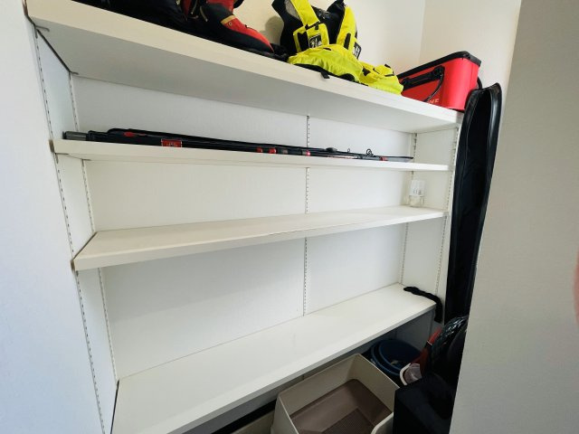 可動棚タイプのシューズクロークもついているので大きな荷物も収納可能です♪