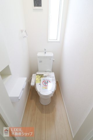 【トイレ】現地完成写真。温水洗浄暖房便座付き。小窓がついており採光と換気ができるようになっています。2階にもトイレがございます。