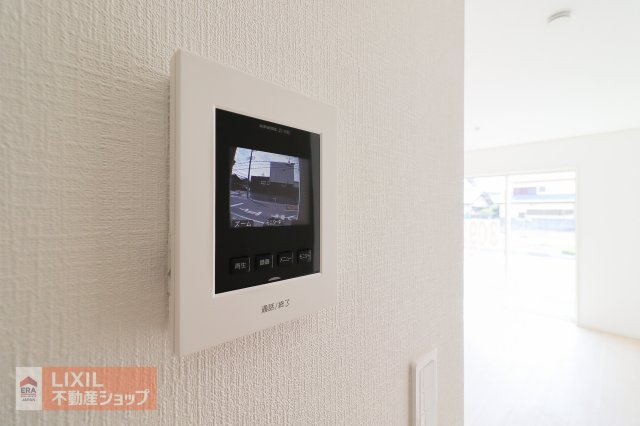 来客の顔が分かるTVモニタドアホン。不在時には、録画もしてくれるのでセキュリティも安心です！しっかりと声も聞こえますので2重で安心ですね！