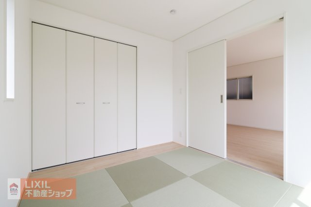 【和室】現地完成写真。ゆったりくつろぎスペース。お子様の遊び場としても重宝しますね♪収納も付いておりお布団やおもちゃをしまっておけます。