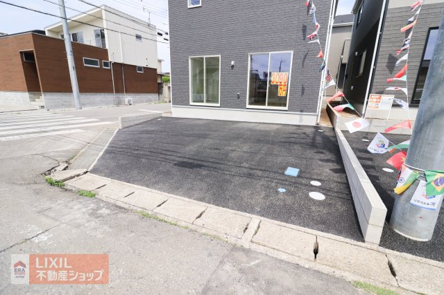【駐車スペース】2台の駐車スペースになります。実際のお車の車種とあわせましてご確認ください。舗装されているので出し入れがしやすく雨の日も足元が汚れにくくなっています。