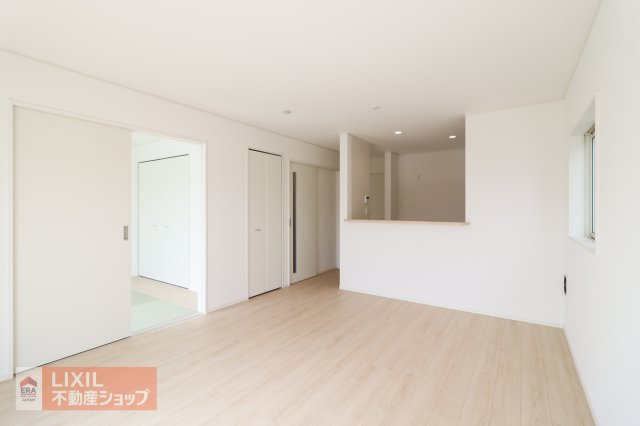 【リビングダイニング】家族団らんの空間は大きい窓で明るく風通しの良い快適な空間となっています。