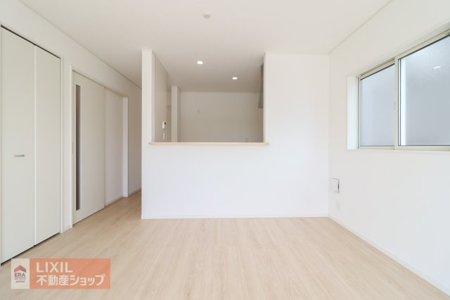 【ダイニング】現地完成写真。家族でくつろげるダイニングです。対面式キッチンでお食事の準備をしながらご家族との会話を楽しめます。