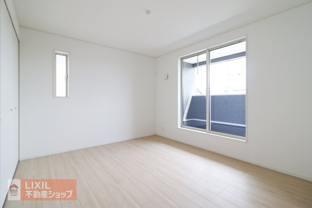 【洋室】2階7帖の洋室は南向きで日当たり、風通しもよく心地よい自分だけの空間に。バルコニーへ直接行けます。
