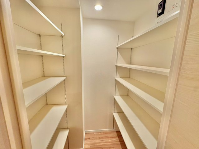 季節物の衣類や大きな荷物もまとめて収納OK