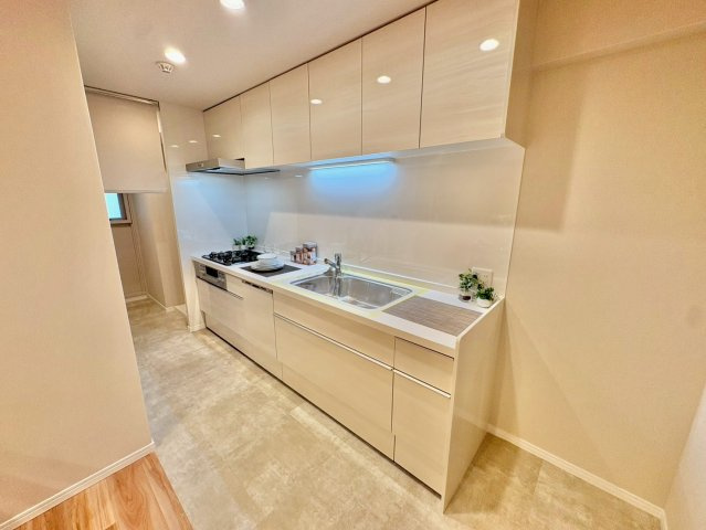 調理道具や調味料もすっきりしまえる、収納力のあるキッチン。　見た目もすっきり、作業もスムーズにこなせる空間です。