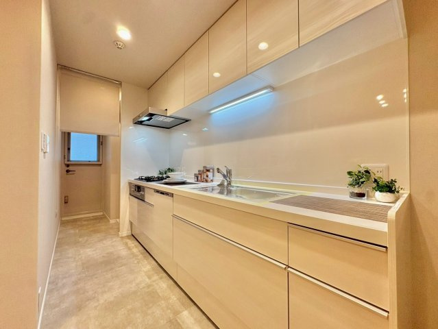 調理道具や調味料もすっきりしまえる、収納力のあるキッチン。　見た目もすっきり、作業もスムーズにこなせる空間です。